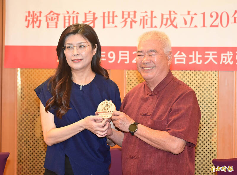 國民黨主席當選人鄭麗文（左）說要讓台灣人自豪、自信的說「我是中國人」。（資料照）