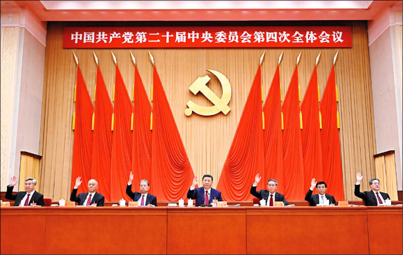 中共四中全會10月23日在北京閉幕，審議通過「中共中央關於制定國民經濟和社會發展第十五個五年規劃的建議」。（美聯社檔案照）