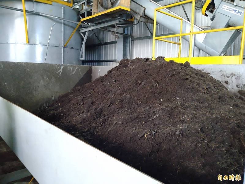 傳統廚餘堆肥需要60天，台南建置的高速發酵廠，只要10天即可將廚餘轉化成有機肥料。（資料照）