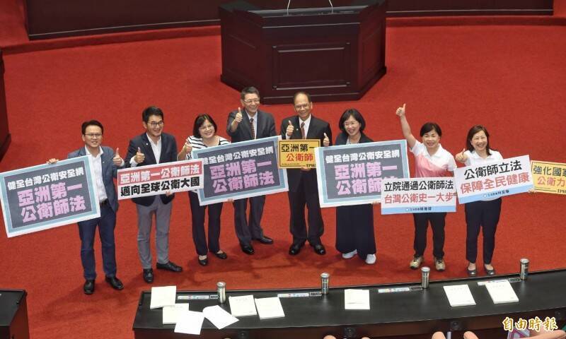 立法院院會2020年三讀通過亞洲第一部「公共衛生師法」。（資料照）