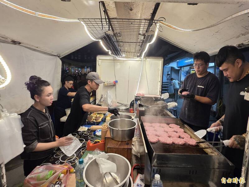 屏東的餐車老闆及員工，從南臺灣衝到花蓮送漢堡，以香噴噴牛肉堡幫鏟子超人補血。（資料照）