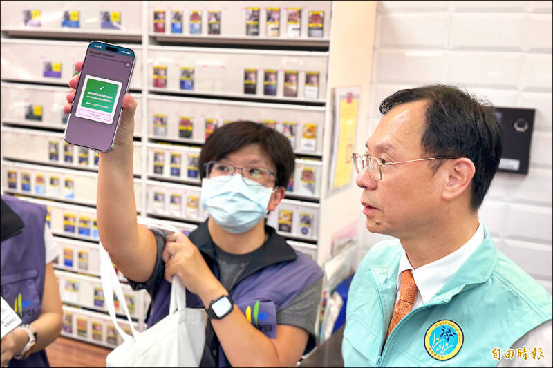 衛福部與北市衛生局展開聯合稽查，因標示不合格，加熱菸8產品開賣即下架。（資料照）