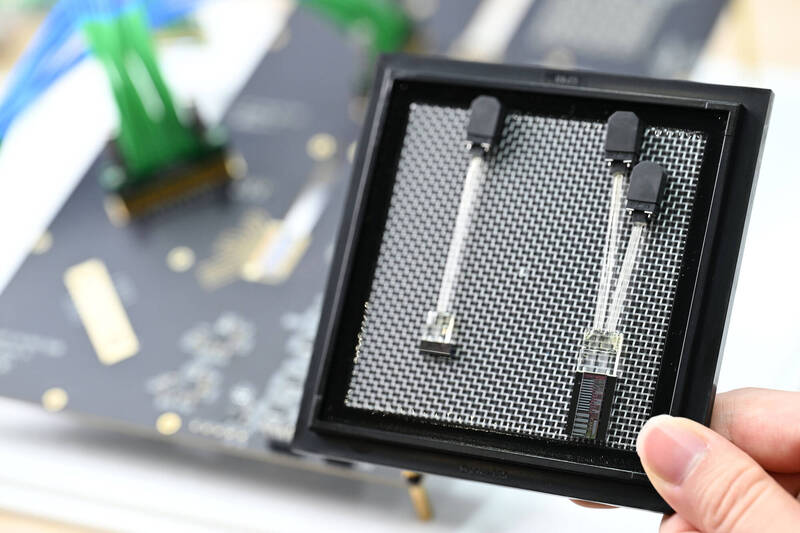 「矽光子技術」以光取代電子傳輸，將光學元件整合於晶片中，不僅頻寬更高、速度更快，也能取代實體纜線，大幅提升資料中心效率與靈活性。（工研院提供）