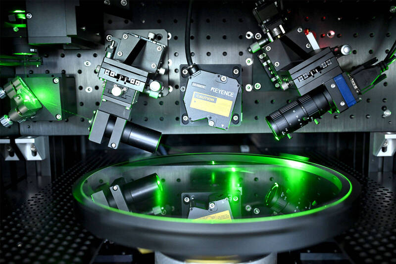 運用「傾斜式光學檢測」，有效避免背光干擾，讓透明材料上的細微瑕疵無所遁形。（工研院提供）