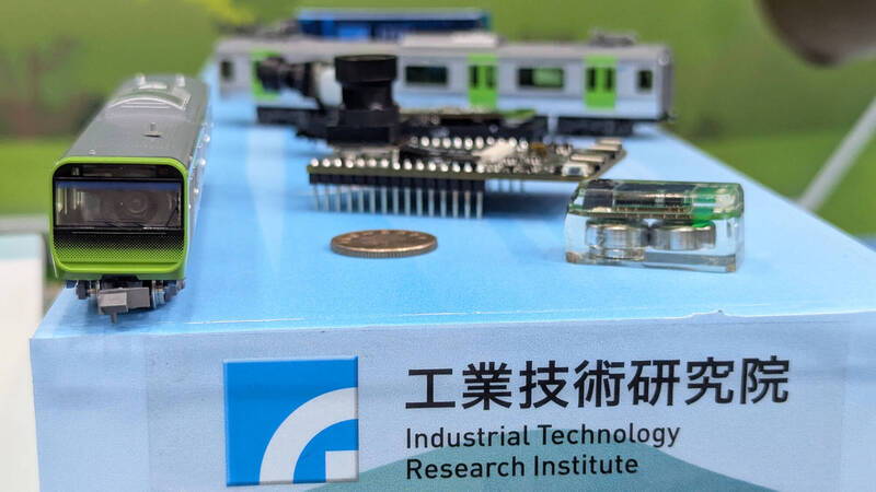 日本知名鐵道模型公司KATO已率先採用，順利把鏡頭放進鐵道模型的微型車廂中。（工研院提供）