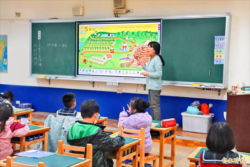 教育部近年推動「教學正常化」，圖為新北市板橋區江翠國小師生上課畫面。（資料照）