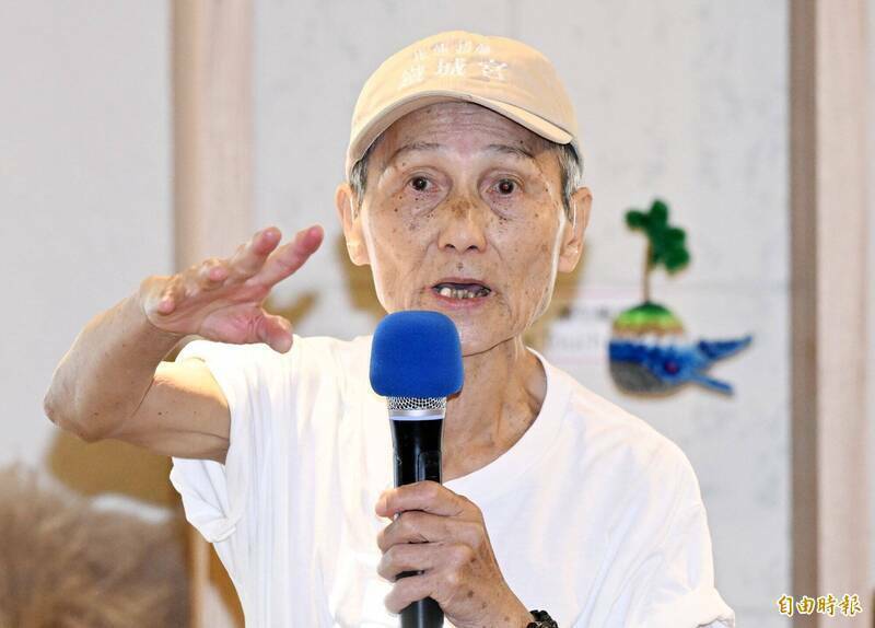 花蓮傳奇葉霸老師，3月在一場活動嗆傅崐萁「通匪」，當場被傅叫警察拖出去，引起公憤。（資料照）