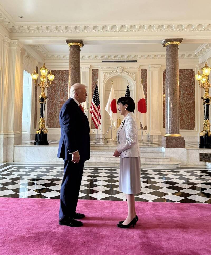 美國總統川普（左）28日與日本新任首相高市早苗（右）首次會晤，兩人以英文交流，並宣布深化美日稀土、防務合作與軍售協議。（取自貼文）