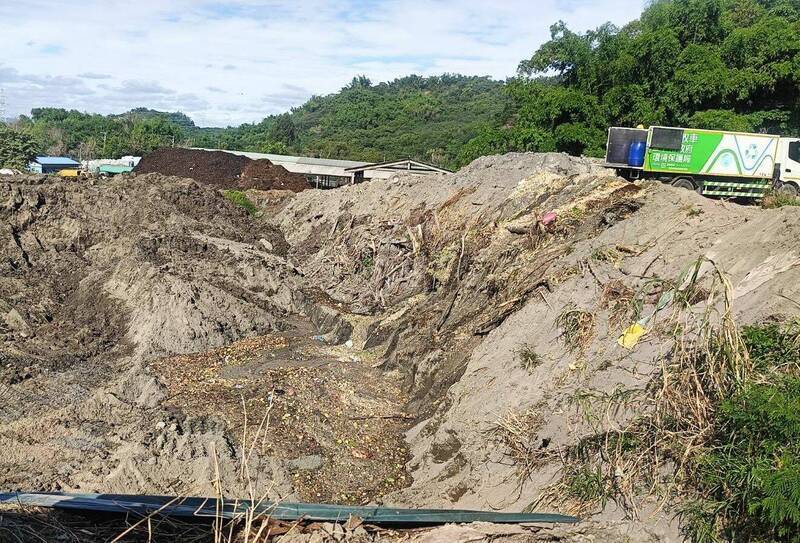 台中爆發非洲豬瘟，禁用廚餘養豬，造成無處去化，環保局將回收廚餘倒在霧峰象鼻坑掩埋。（民眾提供）