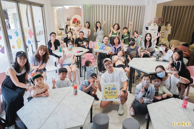 新北市社會局攜手「台灣不會教小孩行動聯盟」邀請60多位親子走進「新北性平不小室」，透過繪本導讀及彩虹紙皇冠DIY，引導親子在溫馨有趣的互動中，一起認識性別多樣性與性別平等。（資料照）
