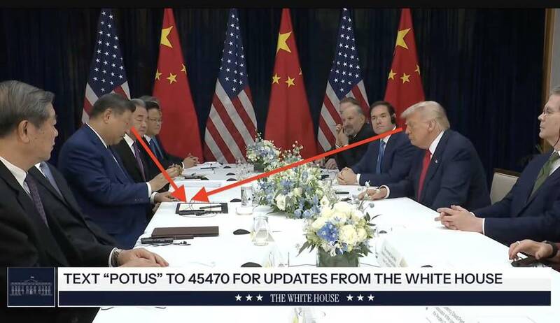 川普看著習近平念王毅準備的講稿。（取自貼文）