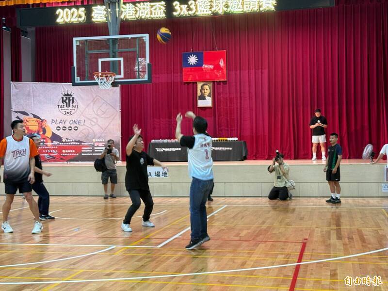 蔣萬安年過40後還能夠馳騁籃球場上。（資料照）