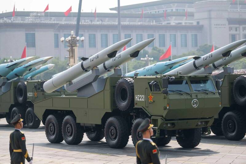 鄭麗文若要推動「去仇恨」，應該是要求北京收回飛彈。圖為中國鷹擊-19（YJ-19）極音速反艦飛彈。（美聯社檔案照）