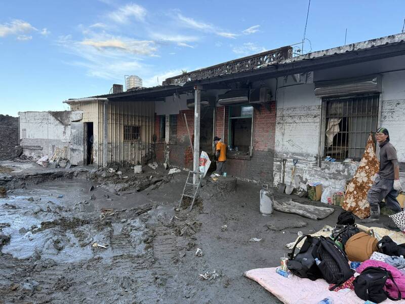 台灣災害發生後會湧入大量的志工，因為我們在意自己家園的同胞。圖為光復鄉洪災中志工協助整理家園。（資料照）