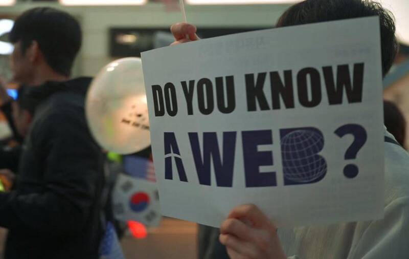 反中示威群眾，高舉標語表達心聲。（作者提供）