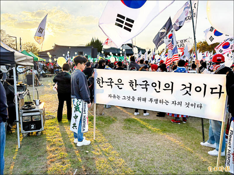 習近平時隔11年訪韓，南韓反中群眾拿出「天滅中共」、「韓國屬於韓國人」等標語抗議。（特派記者黃靖媗攝）