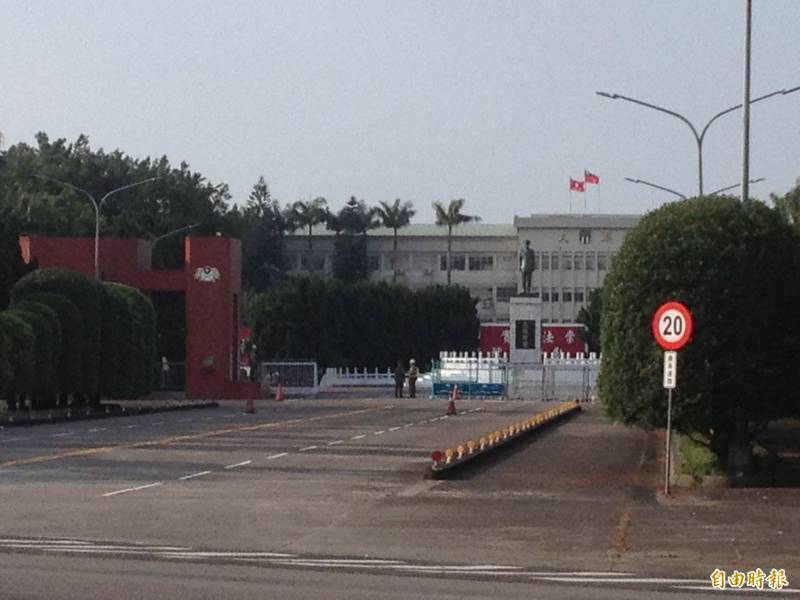 陸軍司令部保留大門口的蔣公銅像，已說明對歷史的尊重。（資料照）