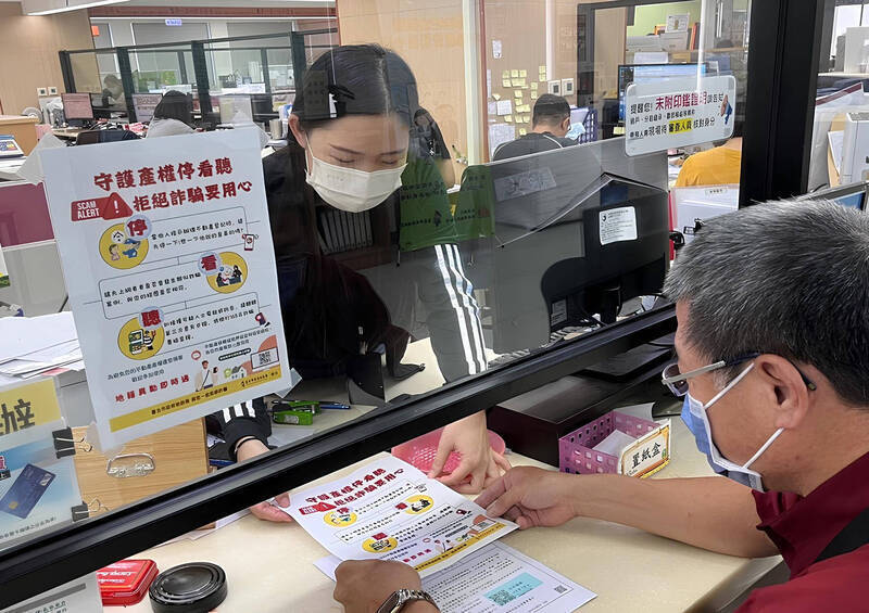 民眾辦理「地籍異動即時通服務」後，需隨時留意地政事務所發來的即時通，變成長期處於警覺狀態，如何便民？（資料照，內政部提供）