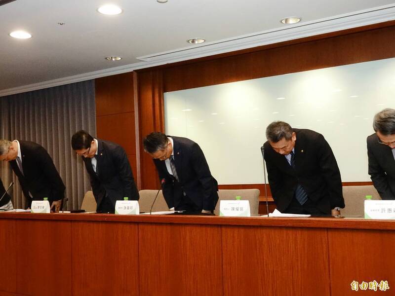 長榮航空孫姓空服員抱病上班不幸病逝，引發社會抨擊長榮航空。長榮航空10月17日由總經理孫嘉明帶領一級主管鞠躬致歉。（資料照）