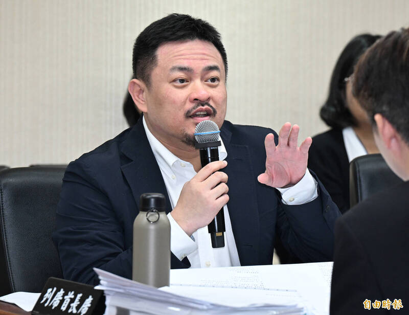 針對長榮航空孫姓空服員抱病上班不幸病逝一事，勞動部長洪申翰10月29日於立院受訪時表示，已展開勞工「病假權」法制化研議。