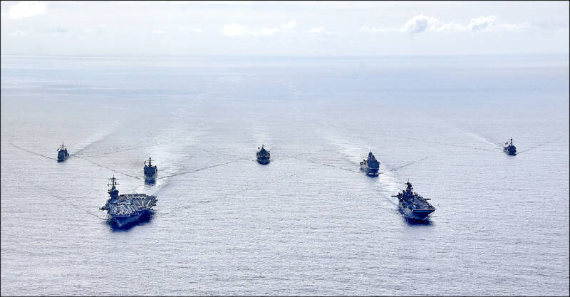 美國海軍第七艦隊旗艦藍嶺號與羅斯福號航艦、美利堅號兩棲登陸艦在菲律賓海軍演。（路透檔案照）