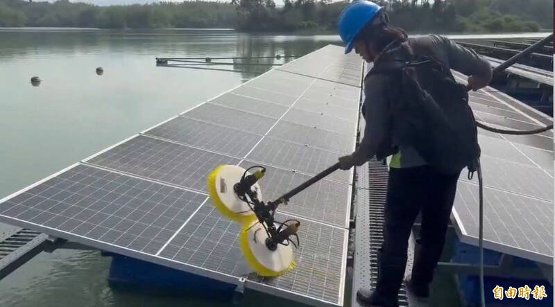 經濟部10月13日公布烏山頭水庫水面型光電板清潔的完整流程，過程中清潔水源引自水庫水，並無使用一滴清潔藥劑。（資料照）