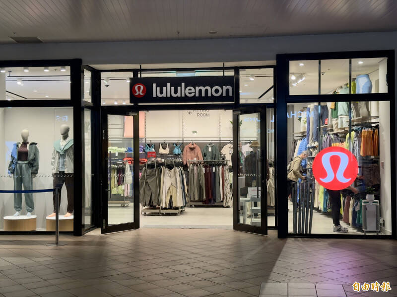 lululemon的確還是很多人消費，但多數看起來也都不是買它知名的瑜珈褲、運動服。（資料照）