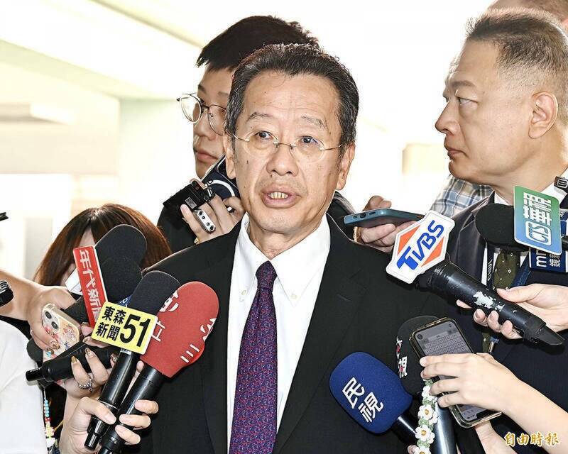 國防部長顧立雄10月21日於立法院受訪時表示，向美採購F-16戰機預期明年（2026）會交付，但想要全數交運完畢，有挑戰性。（資料照）