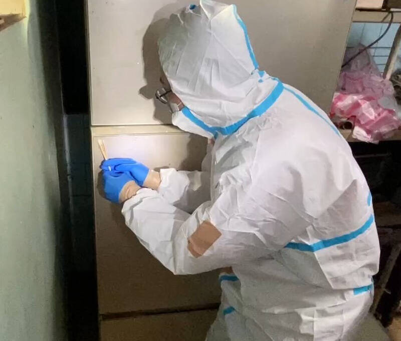 防檢人員前往豬農住家採檢。（市府提供）