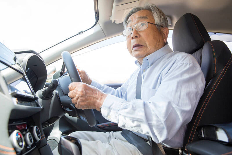 有人認為本次改革似僅因為年齡因素，便預設高齡駕駛人「較為危險」，認為涉及年齡歧視及霸凌老人而感到忿忿不平。示意圖。（取自shutterstock）
