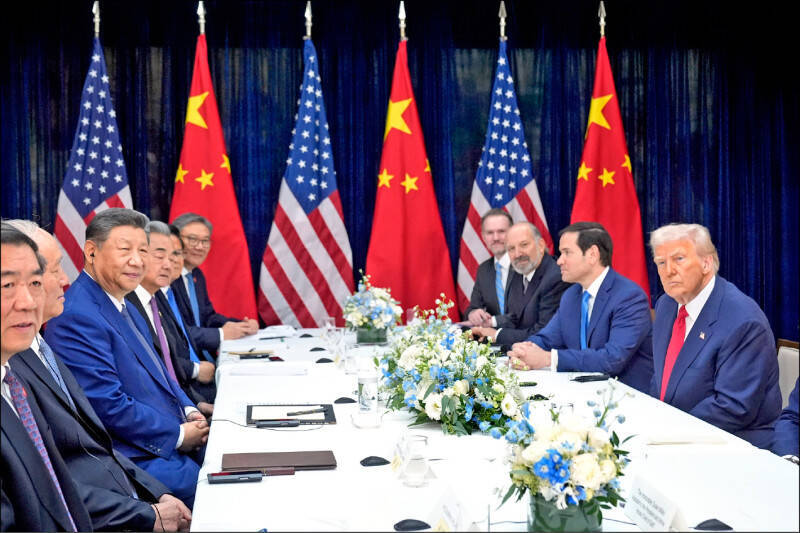 美國總統川普與中國國家主席習近平10月30日在南韓會晤，雙方陣營透露出冷峻與對峙氣氛。（美聯社檔案照）