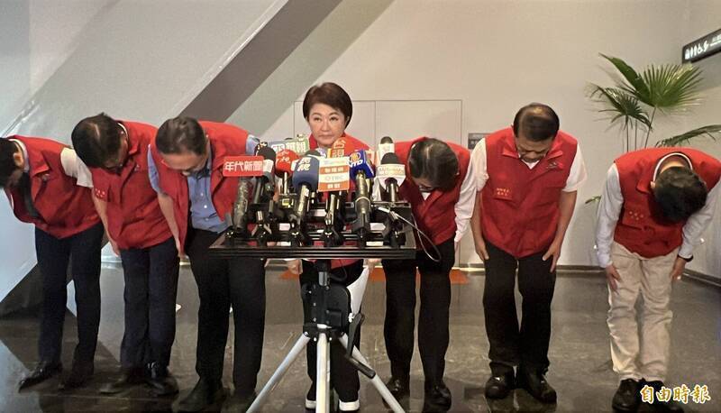 台中市爆非洲豬瘟破口，市府從疫調到防疫作為狀況百出，市長盧秀燕（中）出面道歉，並稱「媽媽做不好，一樣要檢討改進」。（資料照）