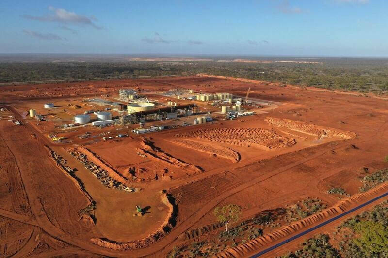 根據美澳框架協議，美方承諾直接投入資金，推動本土與盟國稀土開採。圖為澳洲最大稀土業者萊納斯（Lynas Rare Earths）加工廠。（彭博檔案照）