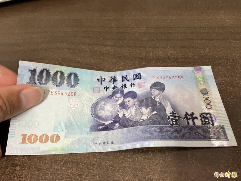 11月2日，有民眾發現有人在台北龍山寺外公開擺攤，聲稱給雙證件就可以領1000元；示意圖。（資料照）