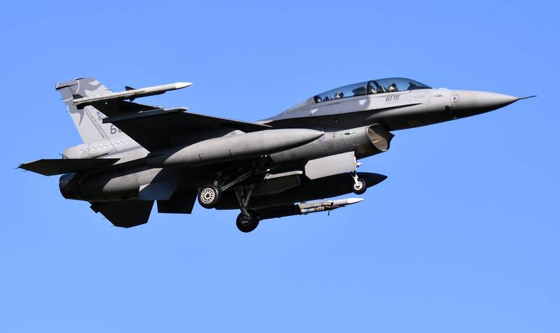 台灣向美購買66架F-16V及F-16性能提升，臺美互動已從單純武器交易，逐步延伸成「能力共構」與訓練、後勤與補給鏈的深度合作。圖為F-16。（資料照）