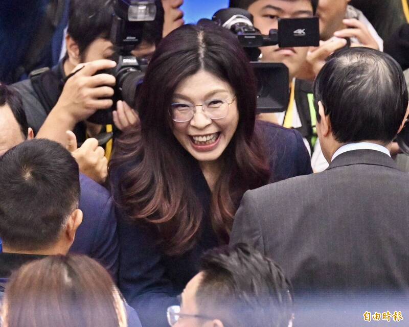 國民黨主席鄭麗文像是與渣男陷入熱戀的初戀少女般，對中共滿滿憧憬。（資料照）