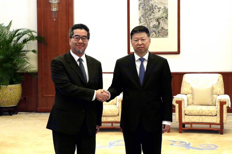 鄭麗文派副主席蕭旭岑（左）赴北京會見中共對台辦主任宋濤（右），替「兩黨合作共謀統一」鋪陳舞台。（資料照）