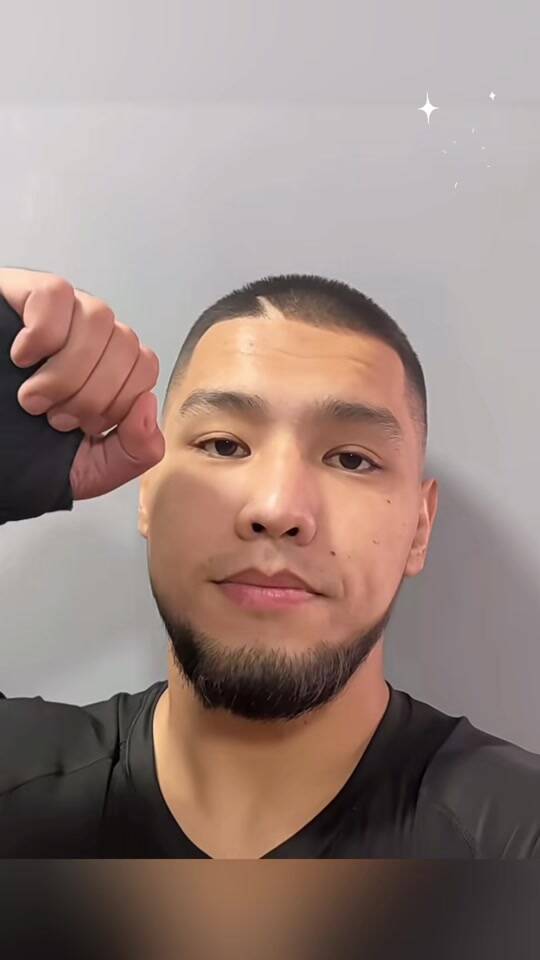 哈薩克拳擊手阿曼塔耶夫。（取自貼文）