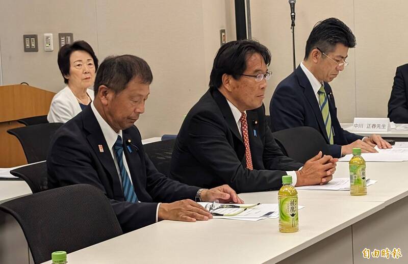 日本維新會眾議員和田有一朗（左1）及松原仁（左2）曾收到中國駐大阪總領事薛劍的抗議信。（資料照）