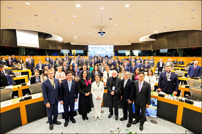 對中政策跨國議會聯盟（IPAC）2025峰會，蕭美琴（前排中）和外交部長林佳龍（前排左二）等人參加。（IPAC提供）