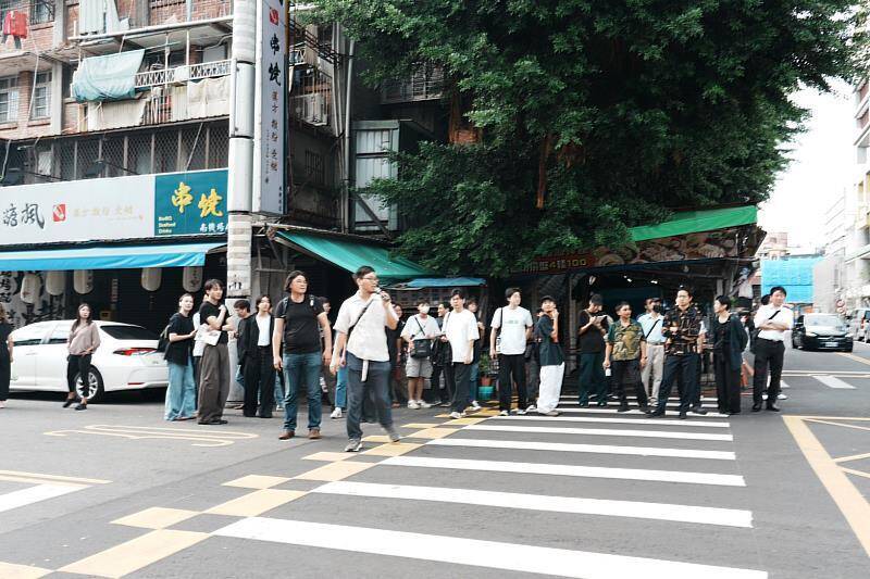 文大建築系師生與學者們參觀南機場整建住宅。（擷取自中國文化大學臉書）