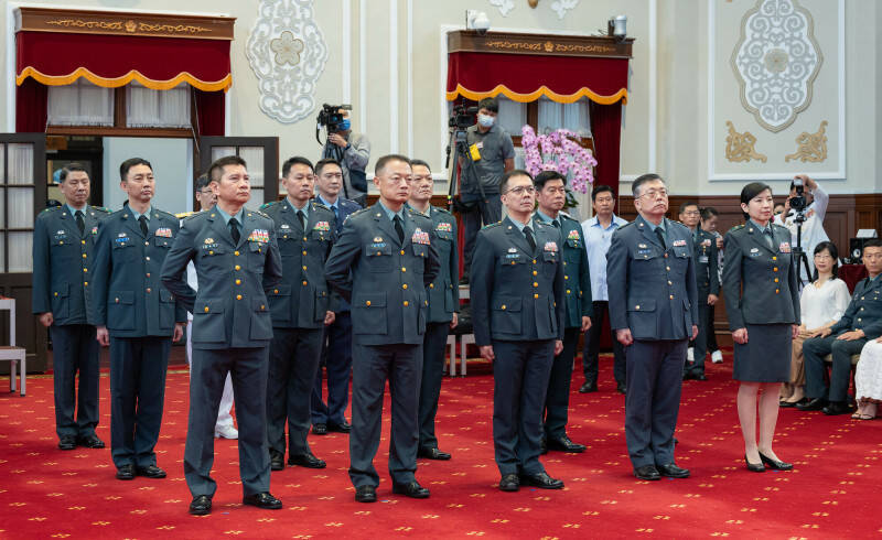 在組織金字塔頂端，將校人數節節攀升，圖為今年5月份將官晉任授階典禮。（資料照，總統府提供）