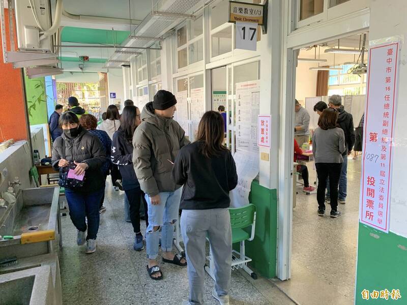 台灣現行制度採人工開票，投票人必須親自到場、憑身分證查驗，才能確保「一人一票」且「不記名」。圖為去年總統及立委選舉，民眾排隊投票情形。（資料照）