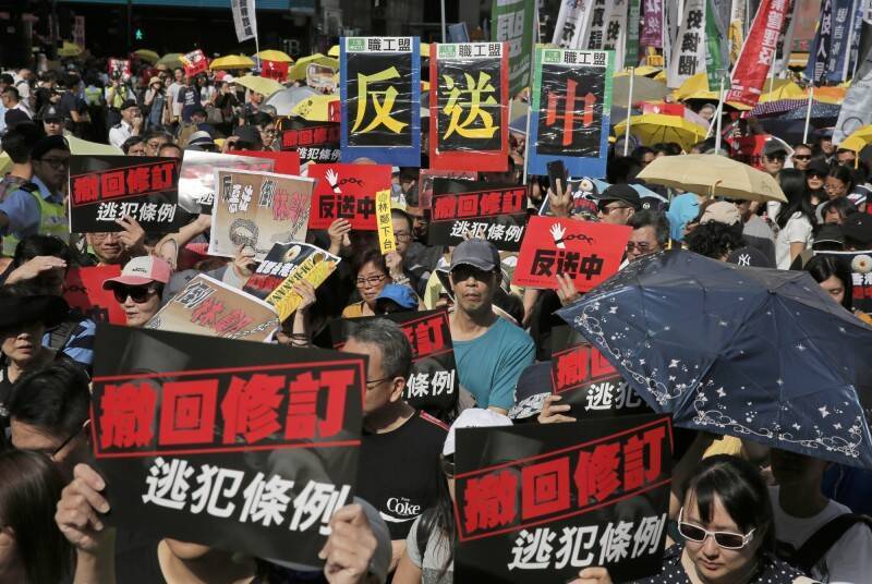 香港政府2019年修訂《逃犯條例》，引發民間團體發起「反送中」遊行，號召港人上街反對。（美聯社檔案照）