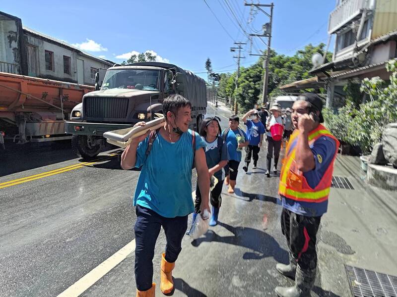 「全世界很少有像台灣這樣的自主動員。」花蓮光復市區湧入超多志工，看見民間自發動員的力量。（資料照）