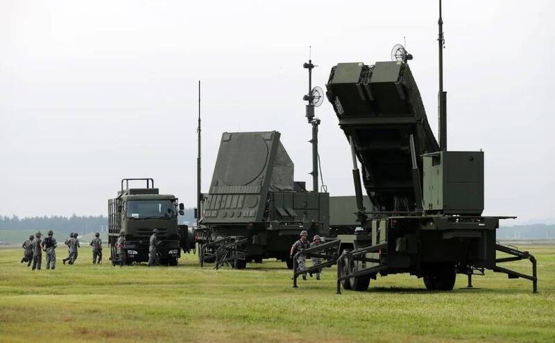 空軍主要包括增購愛國者三型增程版（PAC-3 MSE）及飛彈，圖為部署在日本的愛國者三增程型防空飛彈。（路透檔案照）