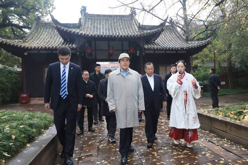 前總統馬英九卸任以來，數度前往中國。圖為馬英九2024年參訪中國四川省眉山「三蘇祠」博物館。（馬英九基金會提供）