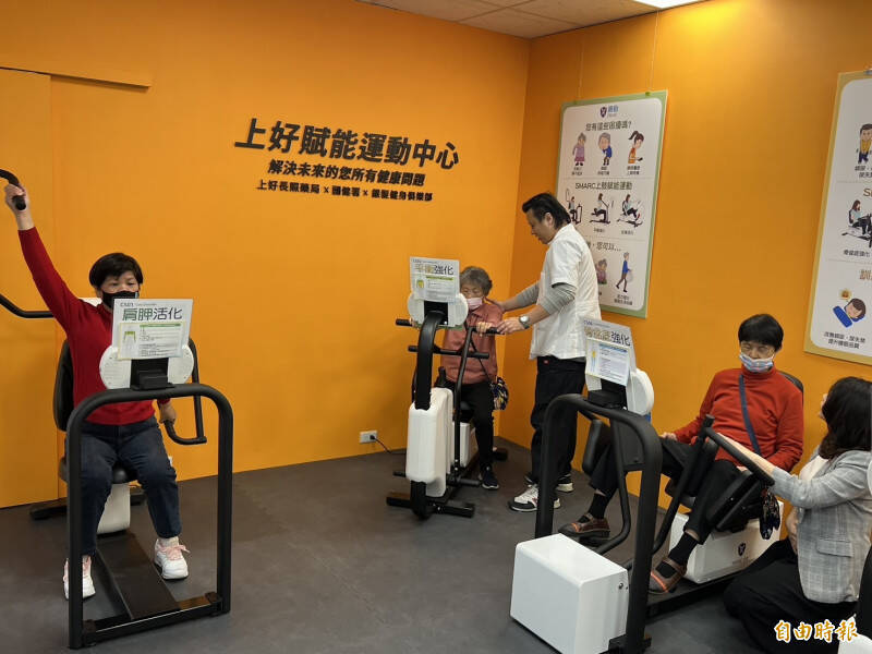 雲林縣的老人健身俱樂部有5台智能抗阻運動器材，針對長輩常見問題做訓練及改善。（資料照）