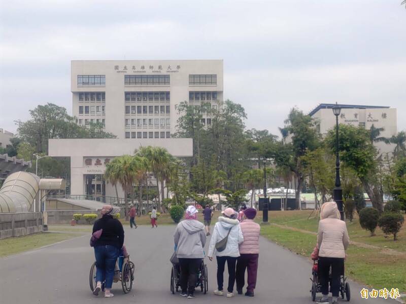台灣邁向超高齡社會，圖為高雄市移工陪長輩在文化中心活動場景。（資料照）