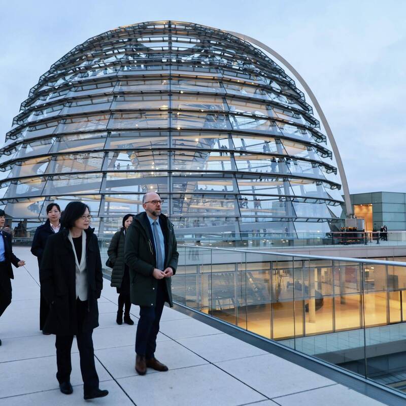 前總統蔡英文卸任後，外交重心完全轉向歐洲民主國家。圖為蔡英文訪問德國，德國國會友台小組主席徐德分（Till Steffen）為蔡英文導覽德國國會。（圖取自蔡英文臉書）